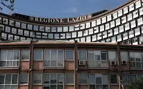 Roma, protesta shock davanti al palazzo della Regione: con il cappio al collo,minaccia di impiccarsi