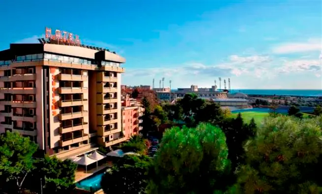 Drammatico tentato omicidio-suicidio dal balcone dell'hotel. In coma la madre, salve le bambine
