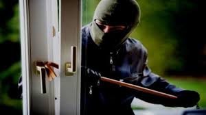 Asti: passante sventa rapina