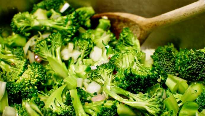 Mangiare broccoli al vapore tutti i giorni aiuta gli asmatici a respirare normalmente