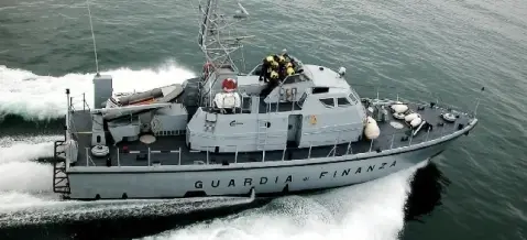 Gdf intercetta nave con 40 tonnellate di hashish. 16 fermati
