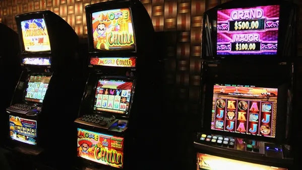 Torino: perde ai videopoker e lancia acido contro barista
