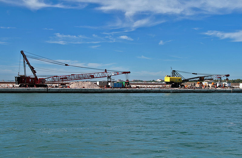 Mose, lo scandalo non ferma i lavori: posato primo cassone a Malamocco