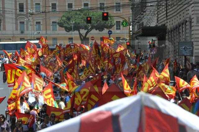 Bologna, sciopero Usb: 300 in corteo per il pubblico impiego