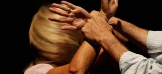 Lite in famiglia per l'affidamento del figlio: una donna aggredisce il compagno ed i carabinieri