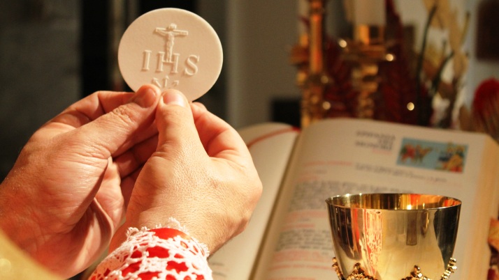 L'ostia non consacrata ai bambini