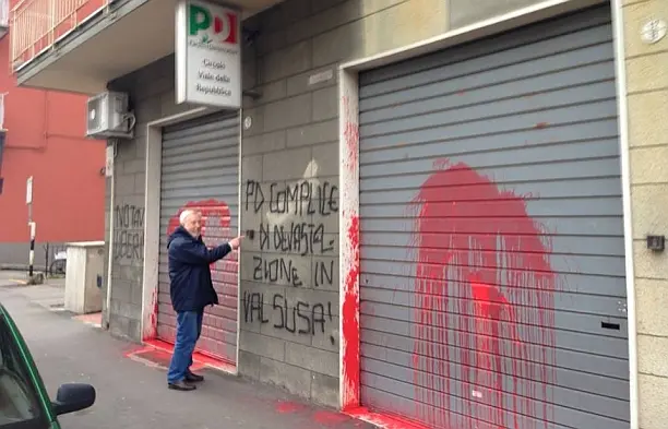 Bologna, vandali al circolo Pd, il caso va in Parlamento