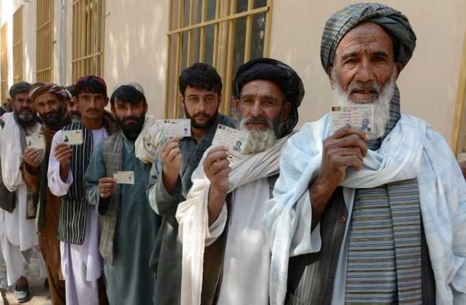 Elezioni Afghanistan, tragico bilancio: talebani tagliano dita agli elettori. 10 morti in un blitz