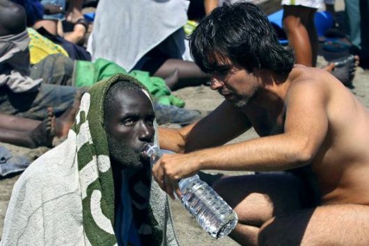 Immigrazione, fermati due scafisti, ci sono ancora sei dispersi