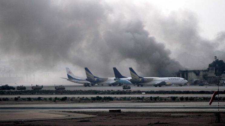 Pakistan, attacco all'aeroporto di Karachi: 28 morti e 23 feriti