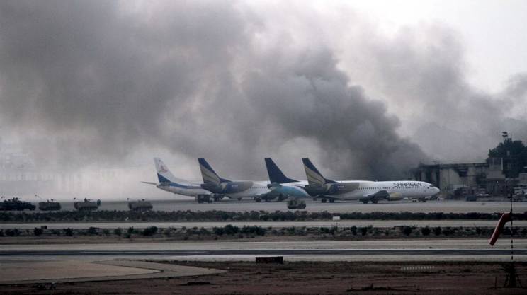 Pakistan, attacco all'aeroporto di Karachi: 28 morti e 23 feriti