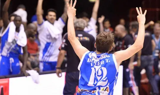 Semifinali Basket, Sassari batte l'Olimpia Milano e si porta sul 2-3. Stasera Gara 6 in Sardegna