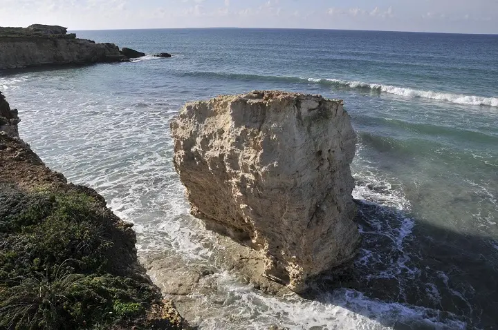 Scivola dalla scogliera e cade sulle rocce. Incidente fatale per un anziano di San Vero Milis