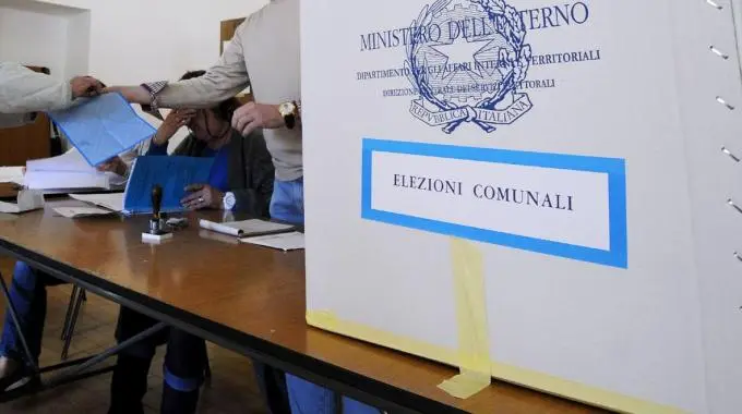 Ballottaggi, riaprono i seggi in 30 comuni lombardi. Attesa per i tre capoluoghi chiamati al voto