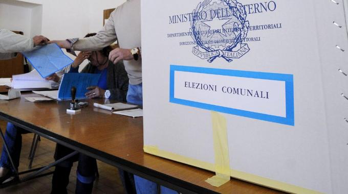 Ballottaggi, riaprono i seggi in 30 comuni lombardi. Attesa per i tre capoluoghi chiamati al voto