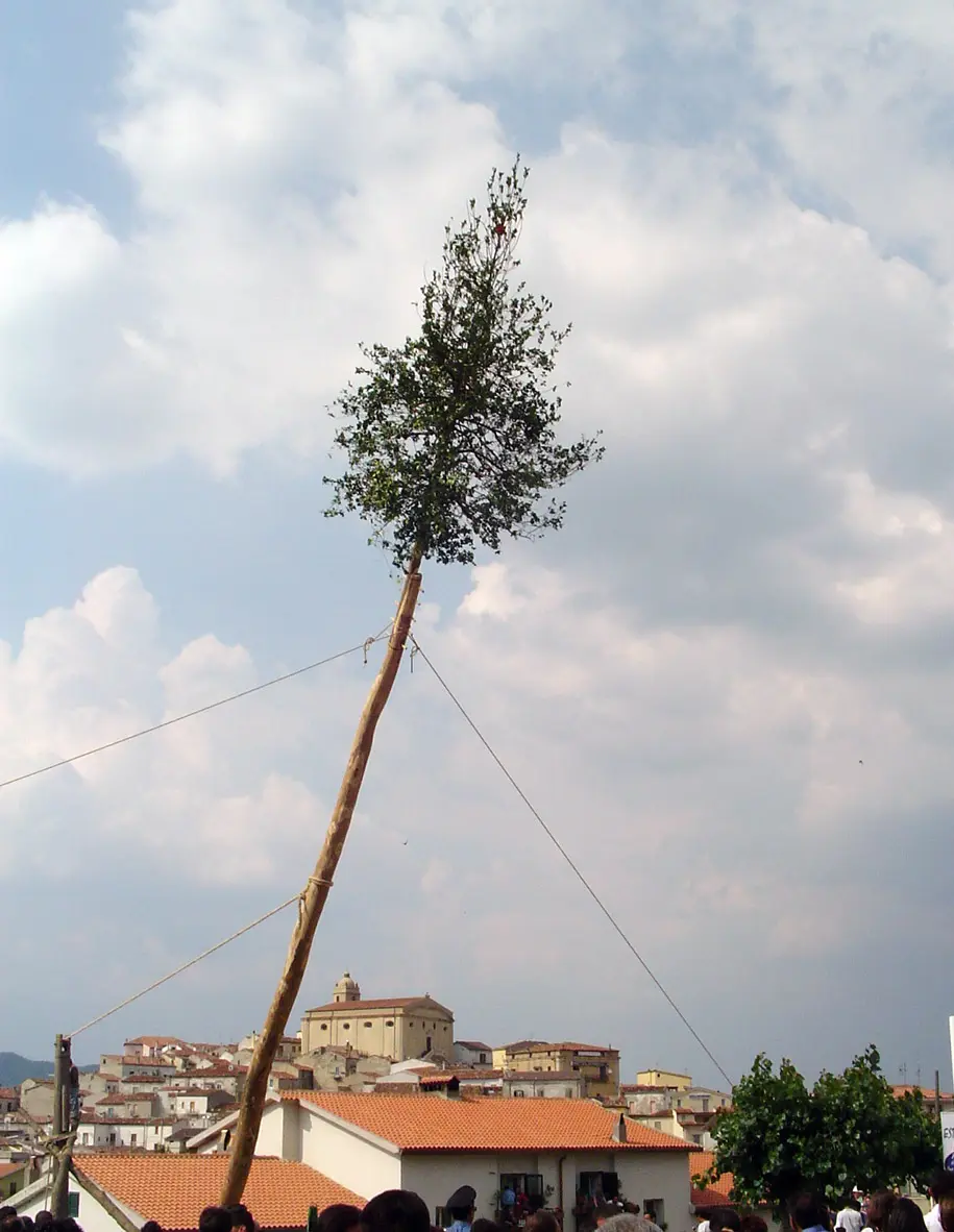 Il Maggio: Un Matrimonio tra due alberi inserito tra le 47 feste più belle del Mediterraneo