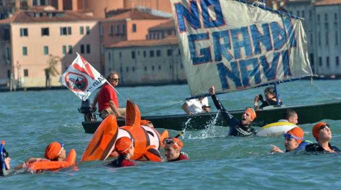 Manifestazione No Grandi Navi in Marittima: con un giro tondo il corteo fermerà il porto
