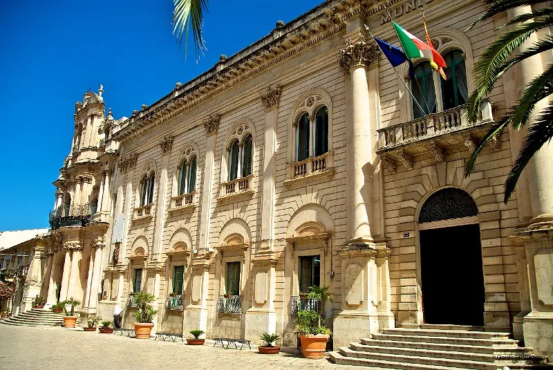 Mafia: sgominato clan dei netturbini nel paese di Montalbano