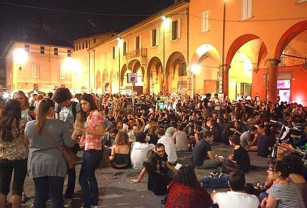 Bologna, scatta l'ordinanza estiva anti-alcol
