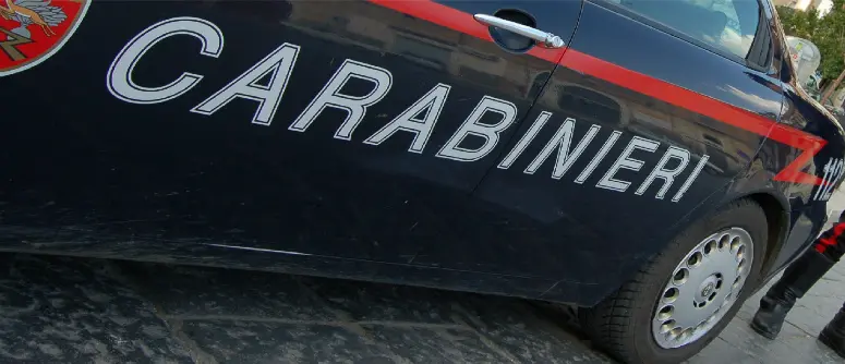 Milano, pensionato non gradisce la musica del bar e punta la pistola al proprietario