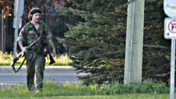 Canada: caccia all'uomo vestito ed armato come Rambo, ha ucciso 3 poliziotti