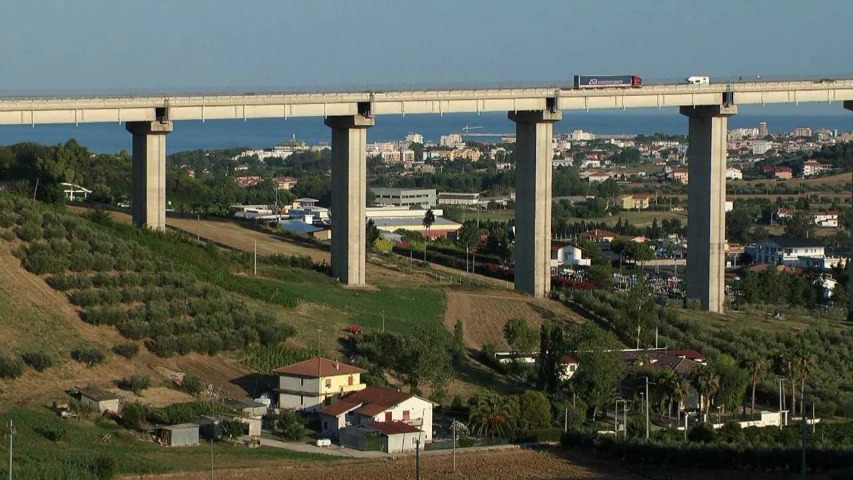 Abruzzo, auto cade da un viadotto: morte madre e figlia