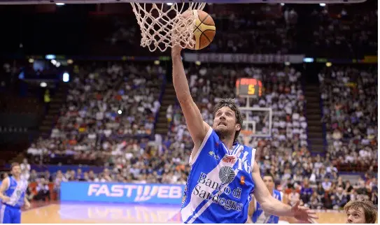 Semifinali Basket, l'Olimpia si impone sulla Dinamo Sassari 95-84. Domenica Gara 2, ancora al Forum