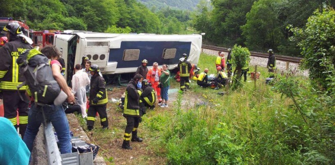 Pullman trentino si ribalta nel bellunese, tre feriti gravi
