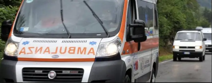 Pullman con 40 bambini a bordo si ribalta: decine i feriti, 3 gravi