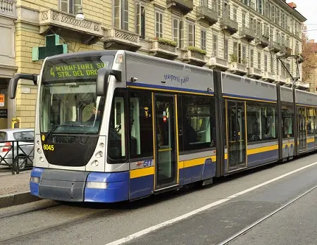 Torino: 20enne aggredisce controllore Gtt staccandogli a morsi l'orecchio