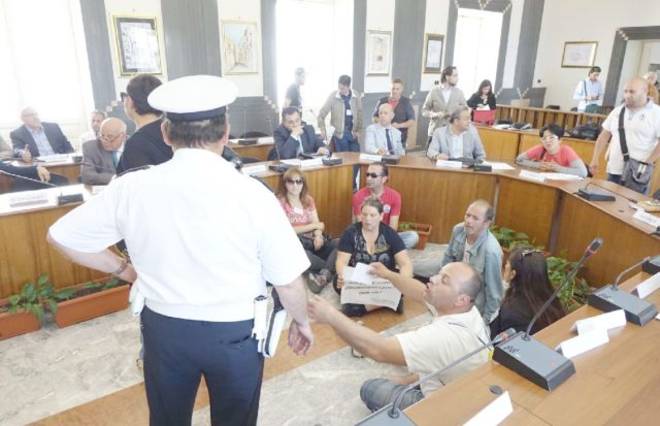 Disoccupati protestano in Comune