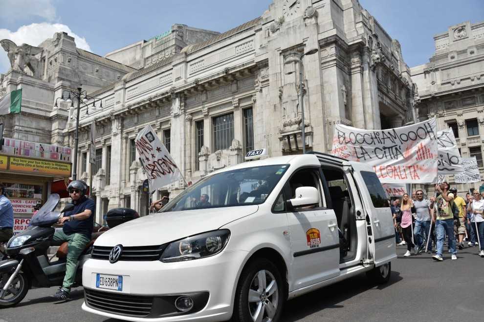 La protesta dei tassisti contro l'app Uber, Lupi: «Comune e Regione assumano le loro responsabilità»
