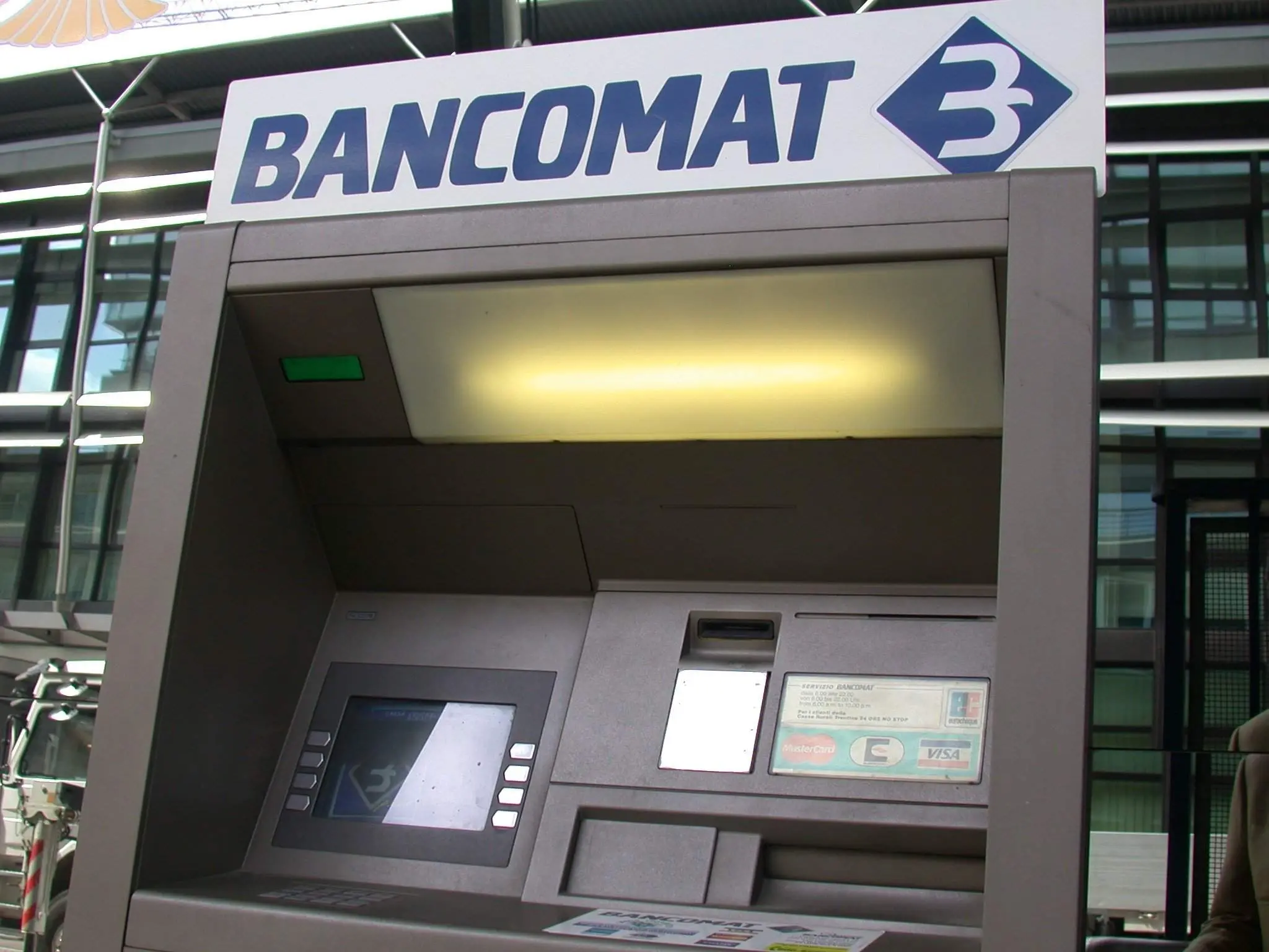 Ladri scassinano bancomat e fuggono con 84mila euro