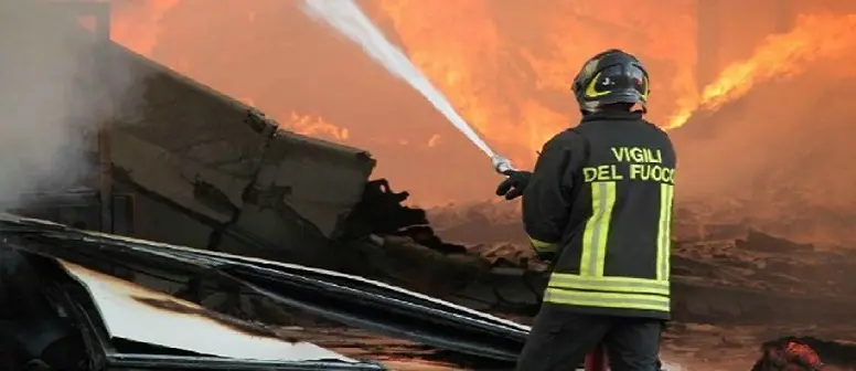 Incendio in un capannone cinese a Prato, una donna è rimasta ustionata