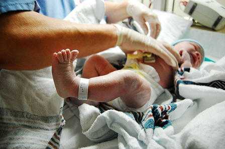 Pordenone: un bimbo nato con ittero neonatale, resta invalido