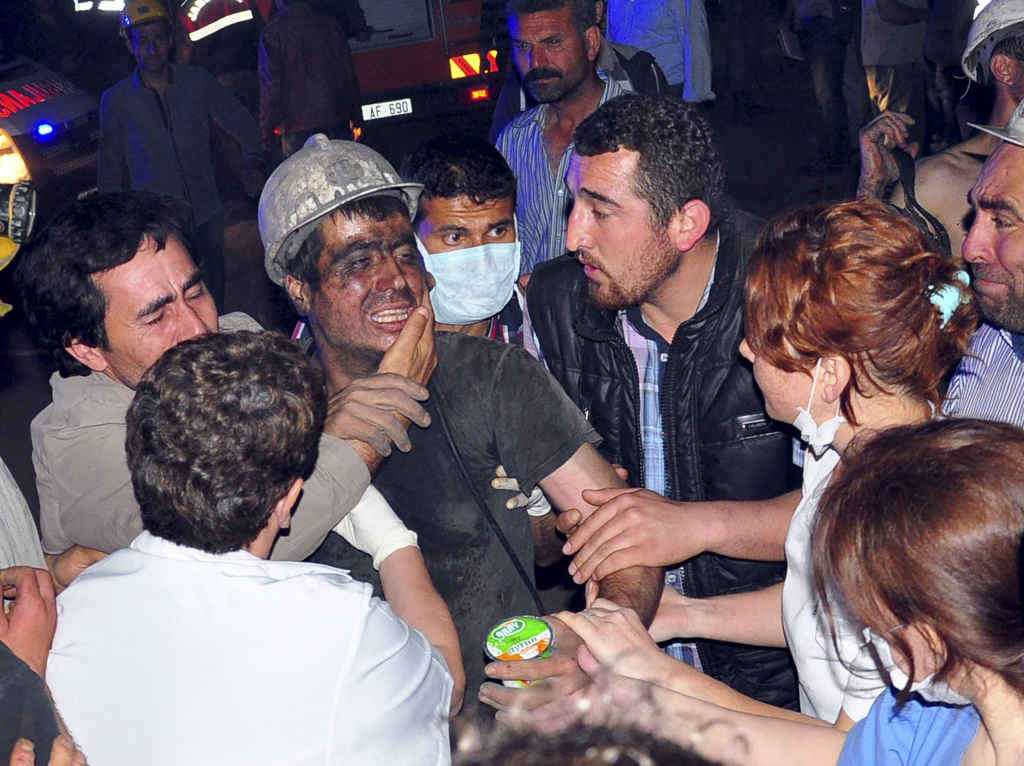 Turchia: esplosione in miniera, oltre 200 morti. I cittadini: Erdogan dimettiti