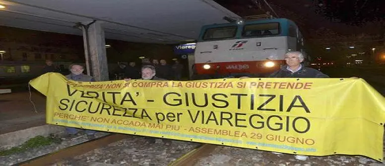 Processo strage di Viareggio: parlano i macchinisti e fuori dilaga la protesta