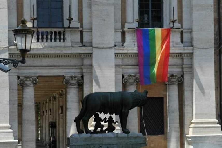 Bandiera arcobaleno al Campidoglio, inizia la Roma Rainbow Week