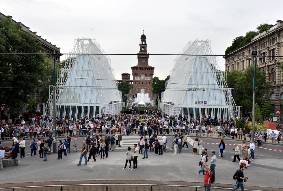Expo: "The show must go on". Inaugurato l'Expo Gate. Renzi: «Fermare i responsabili non le opere»