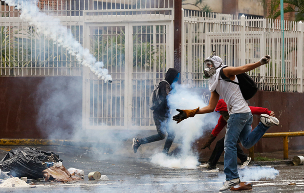 Venezuela, muore un poliziotto negli scontri con i manifestanti