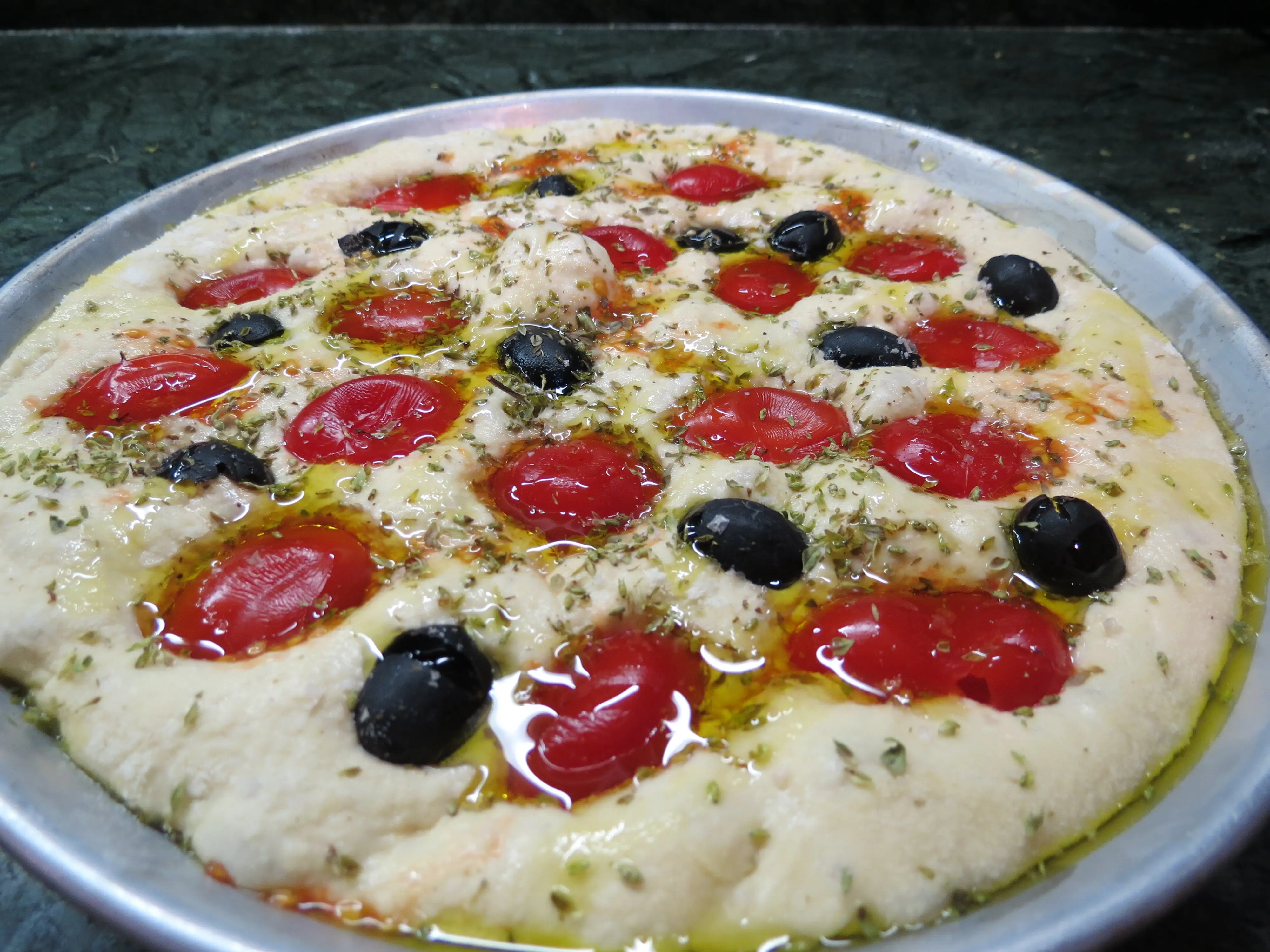 Pizza di patate con olive e pomodorini