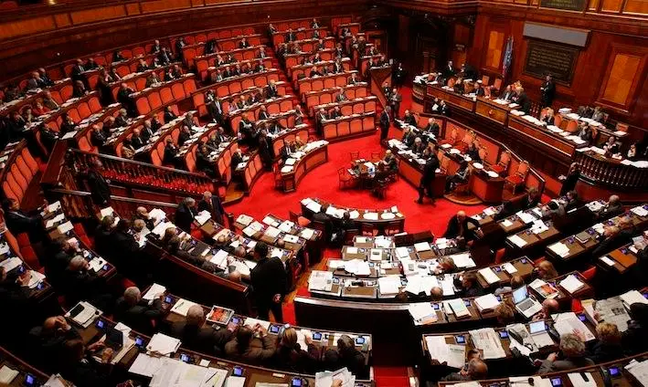 Decreto Lavoro: fiducia al Senato. Protesta in aula del M5s