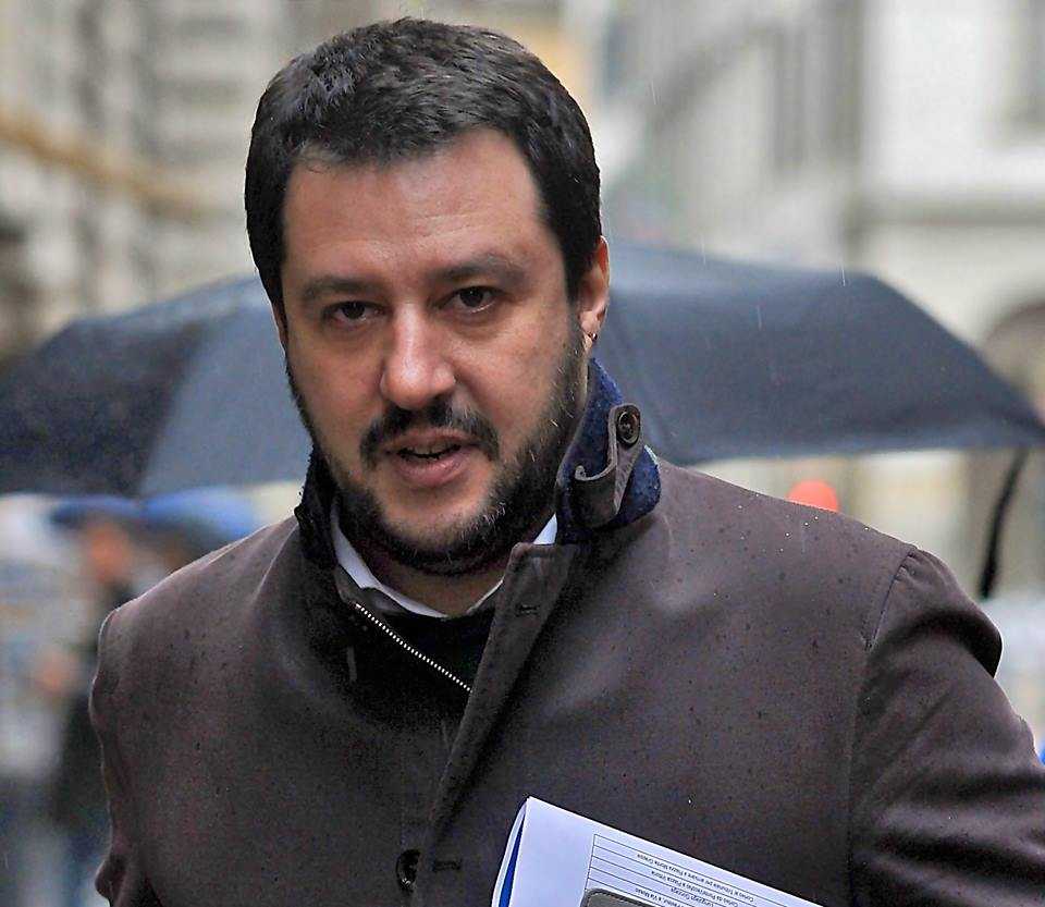 Napoletani contro Salvini: "Sei tu la vera carogna, lavati con il fuoco"