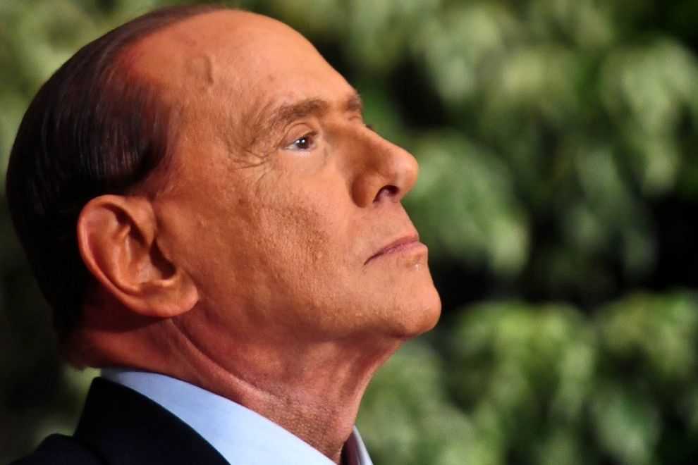 Berlusconi ai servizi sociali: «Ho in serbo una sorpresa». Federazione Alzheimer: «Assurdità»