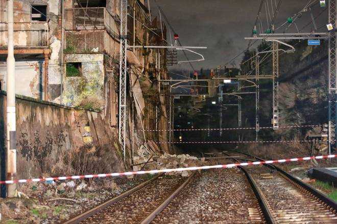 Villa crollata sui binari: bloccati ancora i treni pendolari