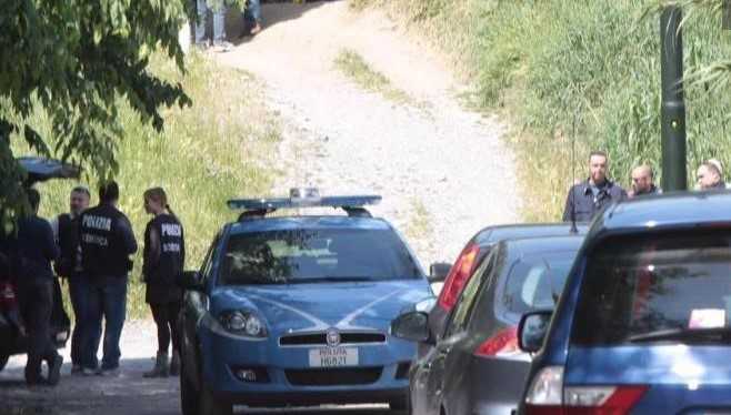 Firenze: trovato corpo di donna legato ad una sbarra. Testimone: «Sembrava crocifissa»