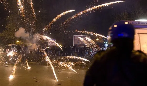 Colpi di arma da fuoco e fumogeni: dieci vittime all'Olimpico di Roma