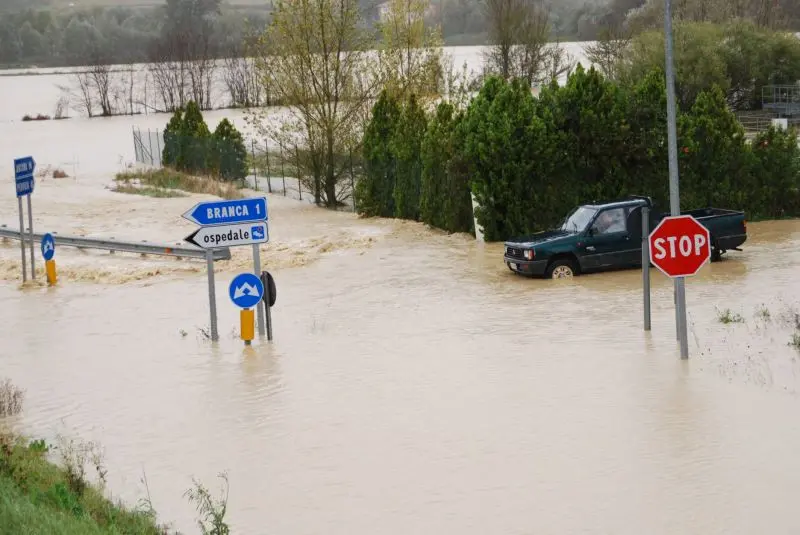 Maltempo: fiumi di fango e acqua creano disagi e vittime, due morti