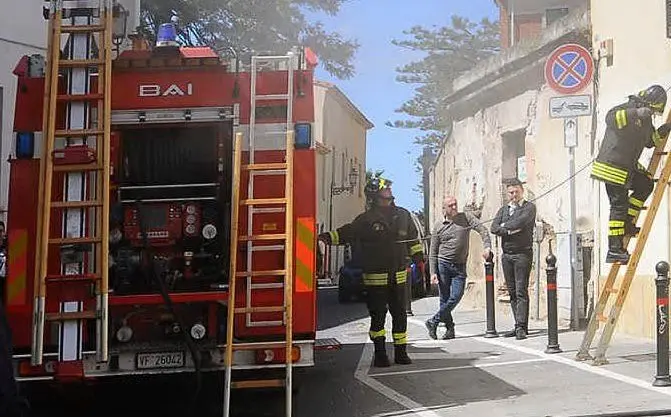 Uomo morto suicida carbonizzato in giardino. Pm dispone autopsia per fugare dubbi su omicidio