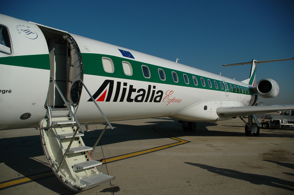 Alitalia: il debito ammonta a due miliardi di euro, si cerca l'accordo con Etihad